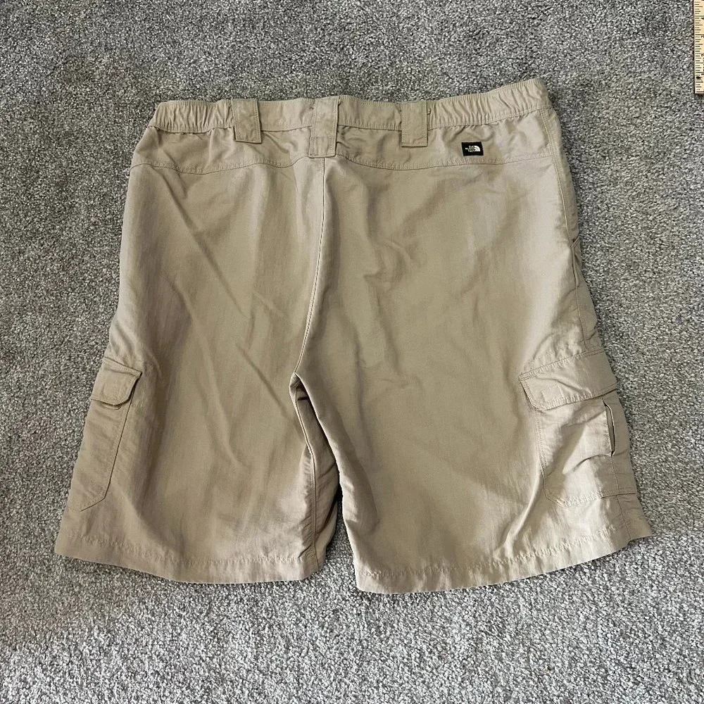 The North Face cargo shorts mens XL‎ tan khaki outdoor hiking casual camping